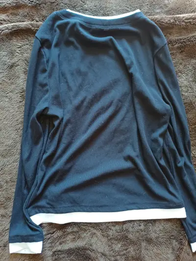 Polera negra de manga larga con detalles blancos - miniatura 3