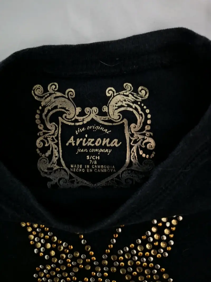 Polera negra con diseño de mariposa en el pecho - 2
