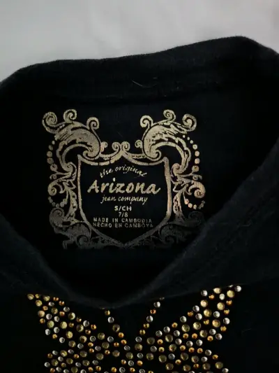 Polera negra con diseño de mariposa en el pecho - miniatura 2