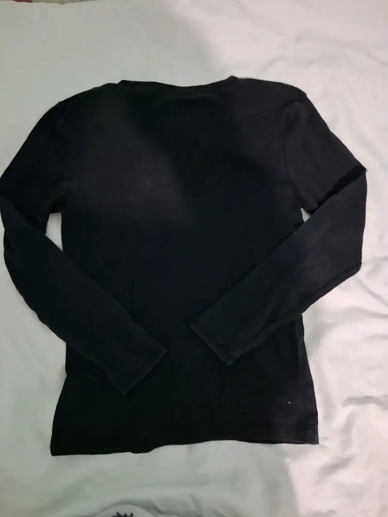 Polera negra con diseño de mariposa en el pecho - 3