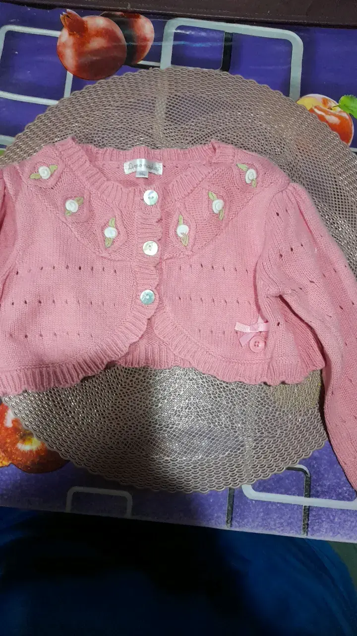 Chaleco rosado de niña con bordados