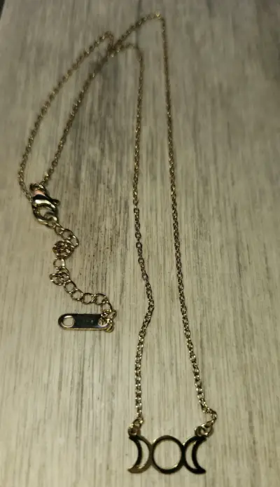 Collar símbolo triple luna - miniatura 2