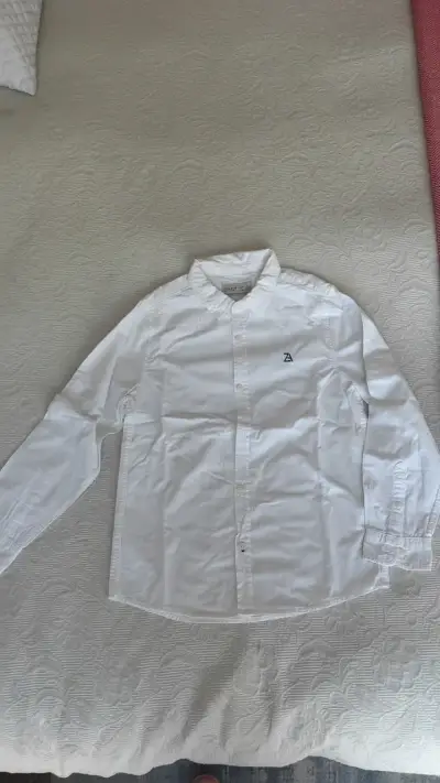 Camisa blanca de hombre con logo bordado - miniatura 1