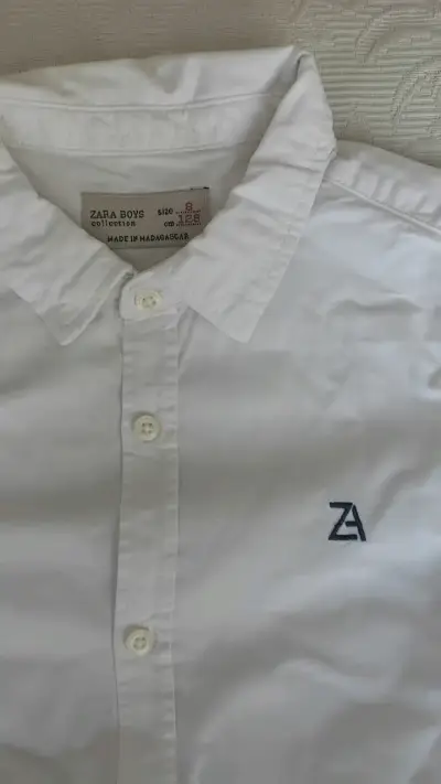 Camisa blanca de hombre con logo bordado - miniatura 2