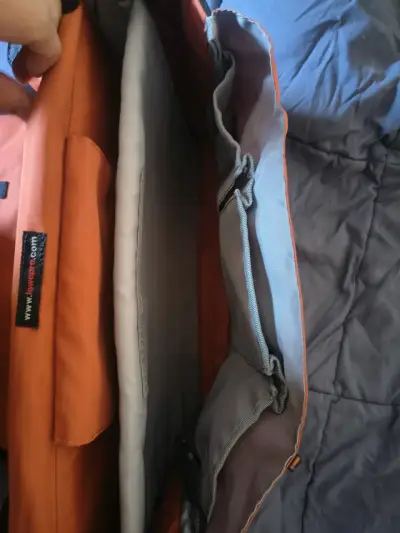 Mochila para cámara Lowepro negra y naranja - miniatura 3
