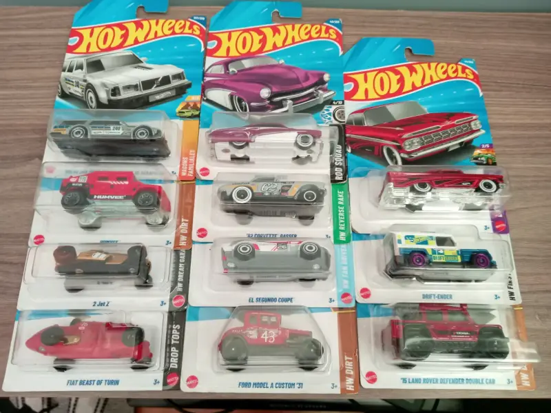 Colección de autos Hot Wheels variados - 2