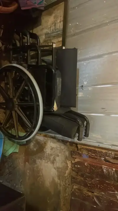Silla de ruedas plegable en buen estado - miniatura 1