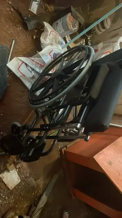 Silla de ruedas plegable en buen estado - miniatura 3