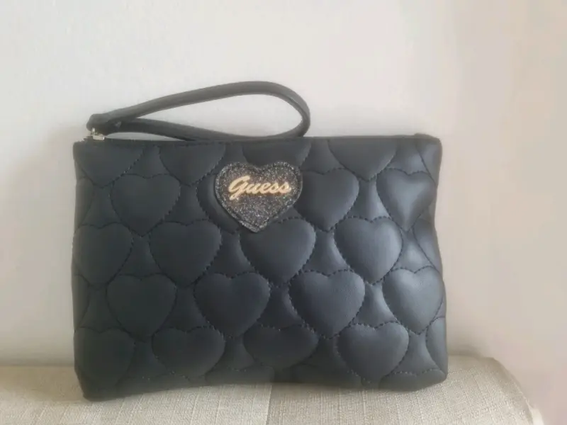 Cartera de mano Guess negra con diseño de corazones - 1
