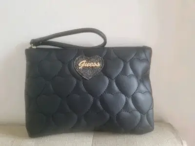 Cartera de mano Guess negra con diseño de corazones - miniatura 1