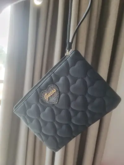 Cartera de mano Guess negra con diseño de corazones - miniatura 2