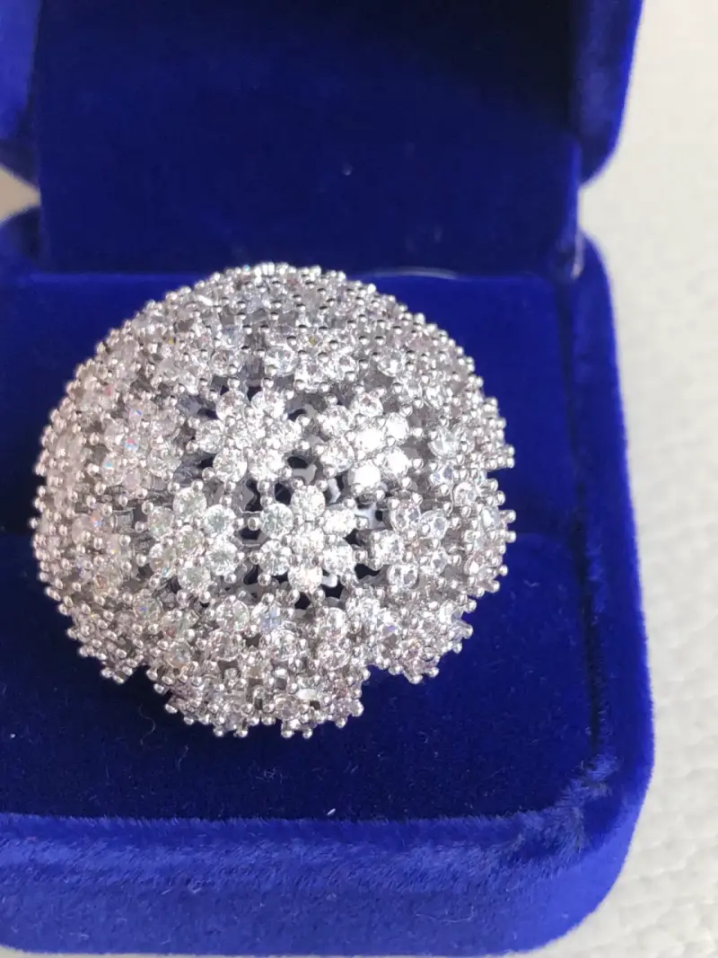 Anillo enchapado con diseño de diamantes