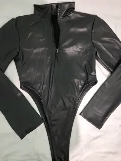 Body de cuero sintético negro con cierre - miniatura 1