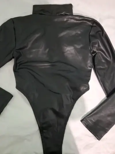 Body de cuero sintético negro con cierre - miniatura 3