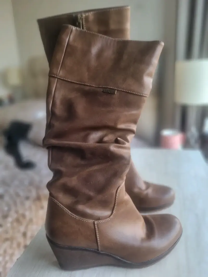Botas de cuero marrón con tacón terraplen - 1