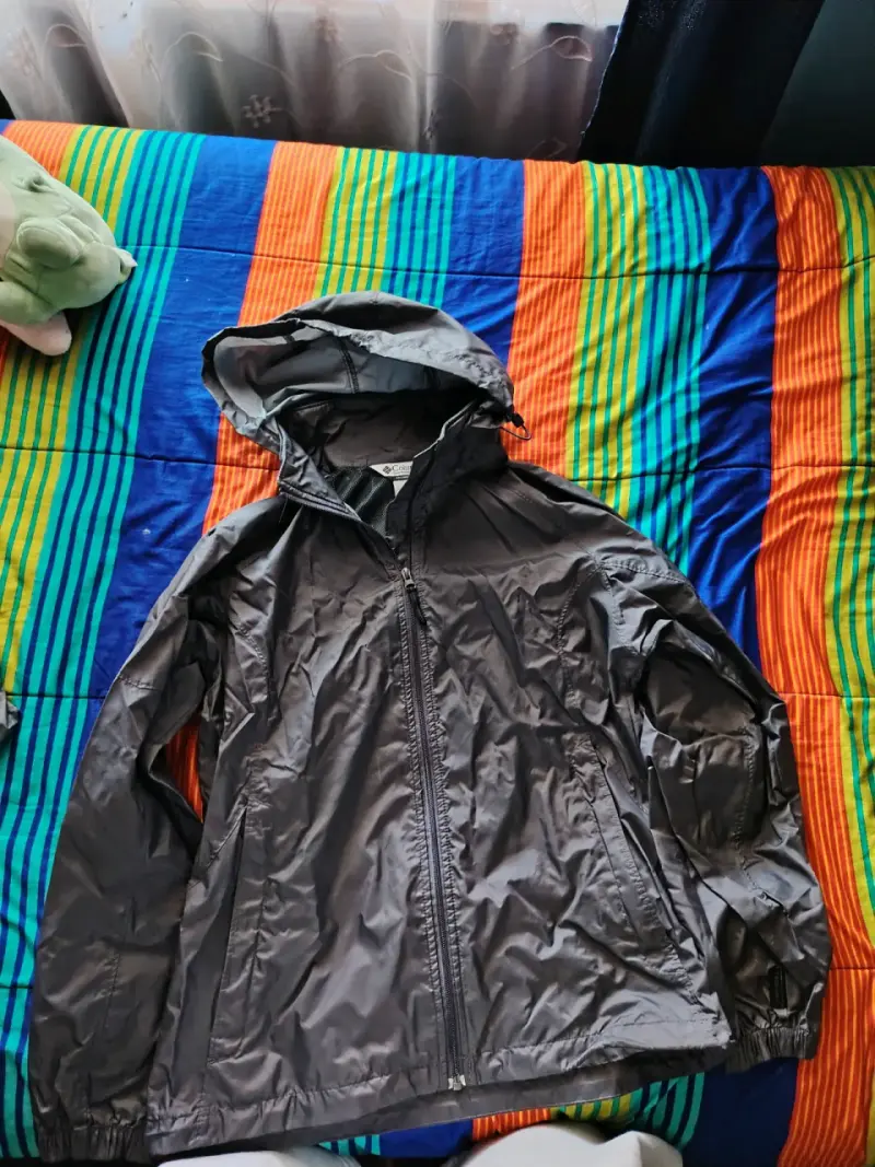 Chaqueta impermeable Columbia negra con capucha - 1