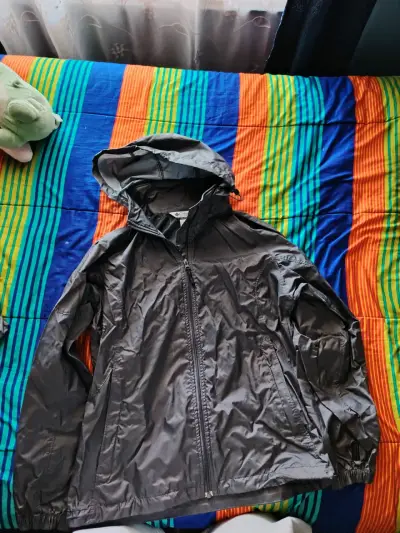 Chaqueta impermeable Columbia negra con capucha - miniatura 1