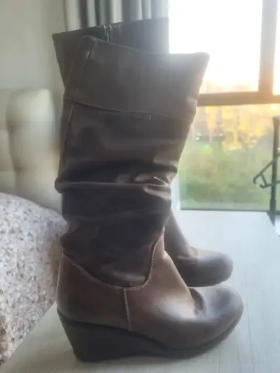 Botas de cuero marrón con tacón terraplen - miniatura 3