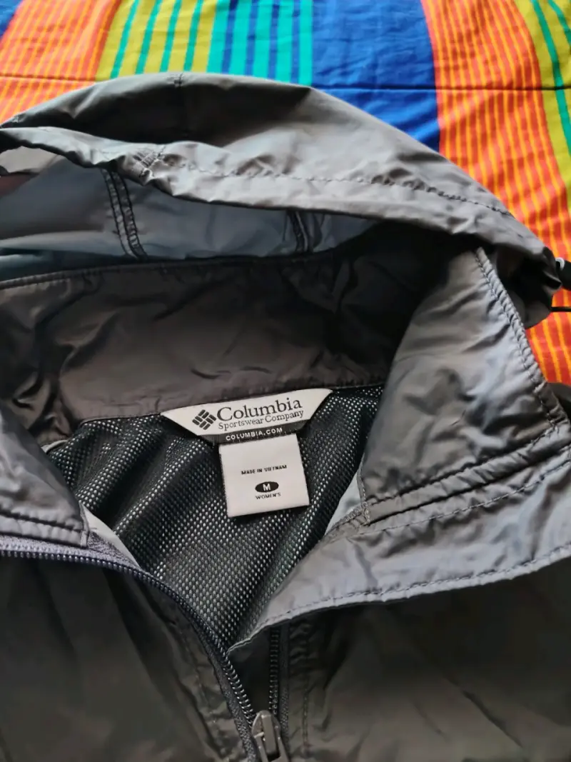 Chaqueta impermeable Columbia negra con capucha - 2