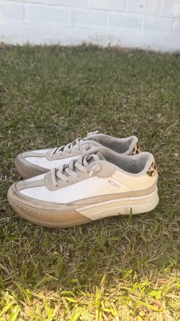 Zapatillas casuales beige Roxy con detalle animal print - 1