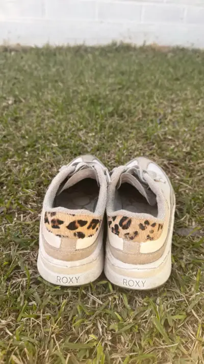 Zapatillas casuales beige Roxy con detalle animal print - miniatura 2
