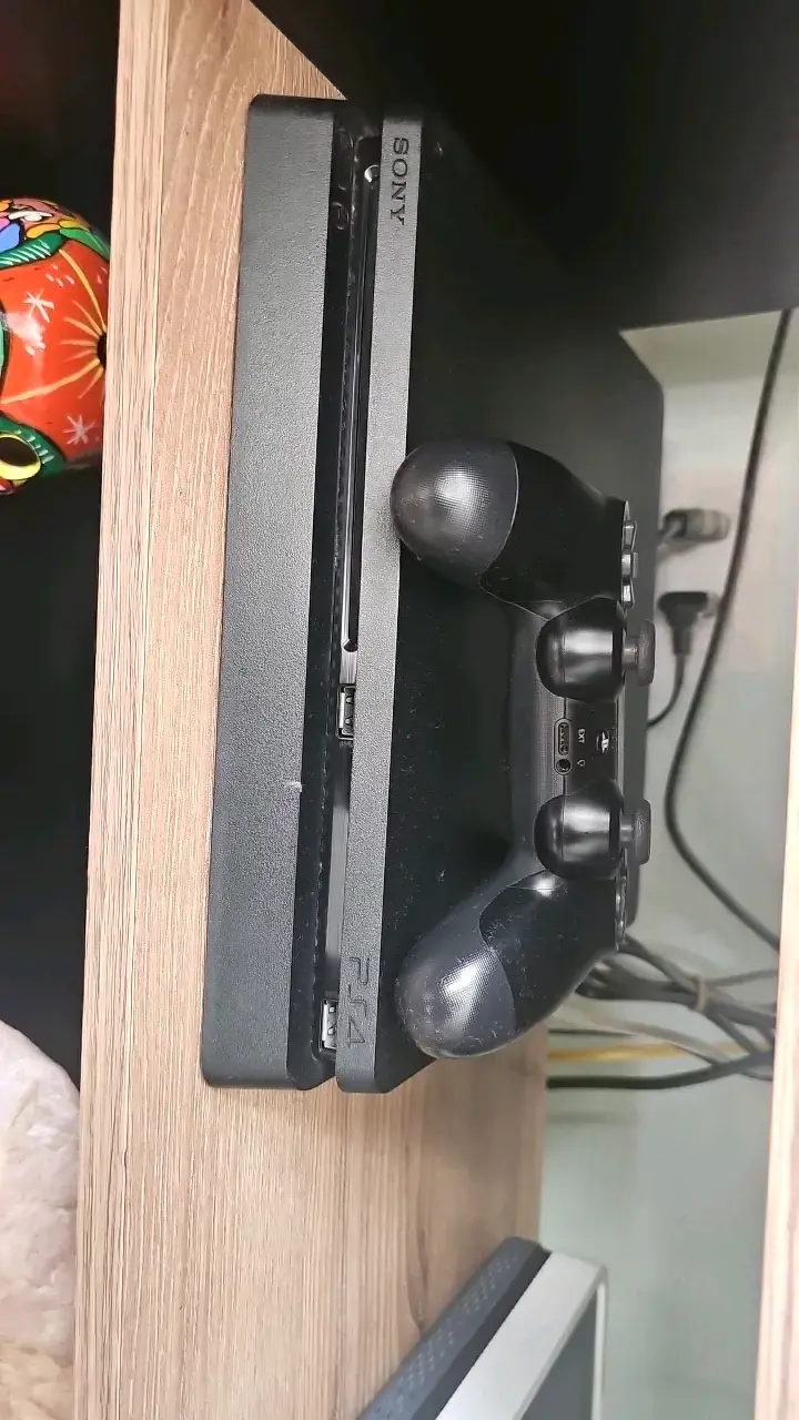 Consola PS4 Sony con control y juegos - 1