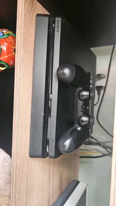 Consola PS4 Sony con control y juegos - miniatura 1