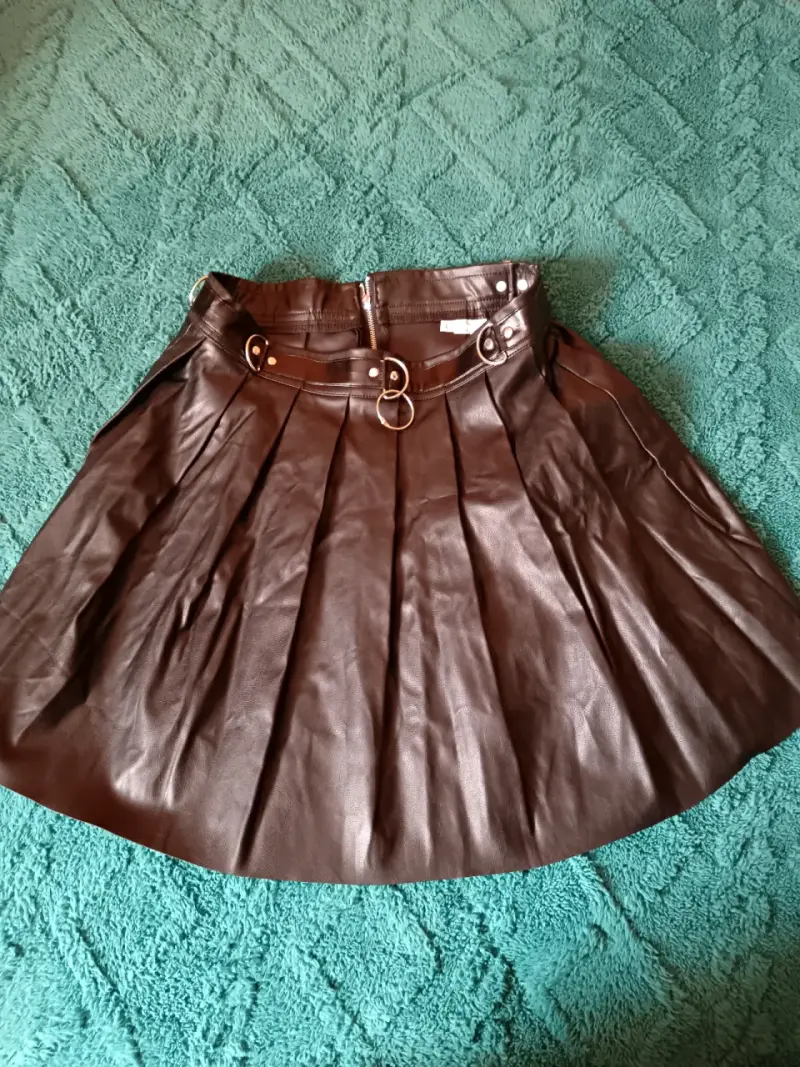 Falda corta negra de cuero sintético con hebillas