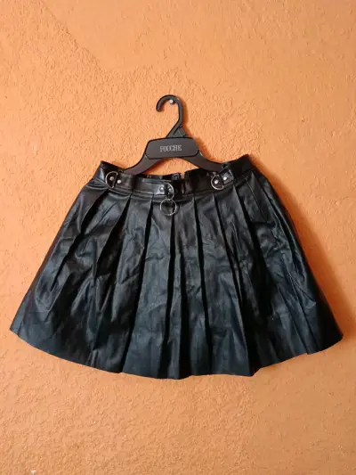 Falda corta negra de cuero sintético con hebillas - miniatura 3