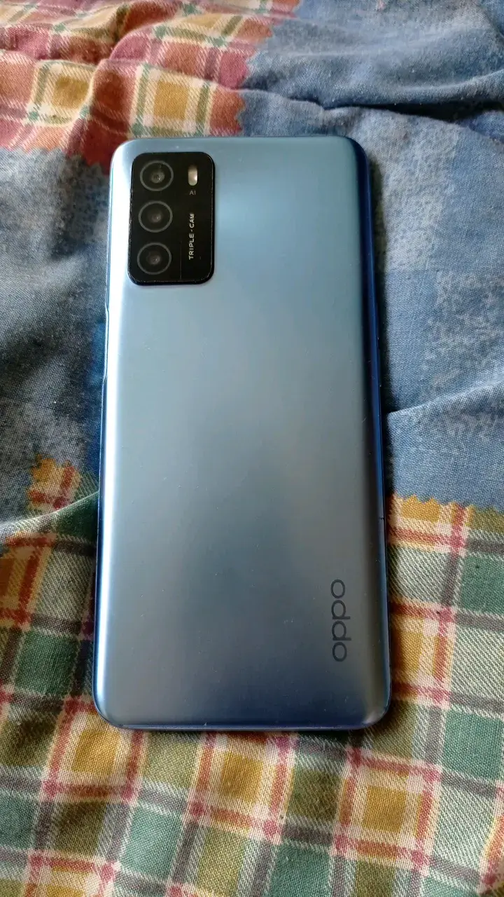 Smartphone Oppo con triple cámara - 1