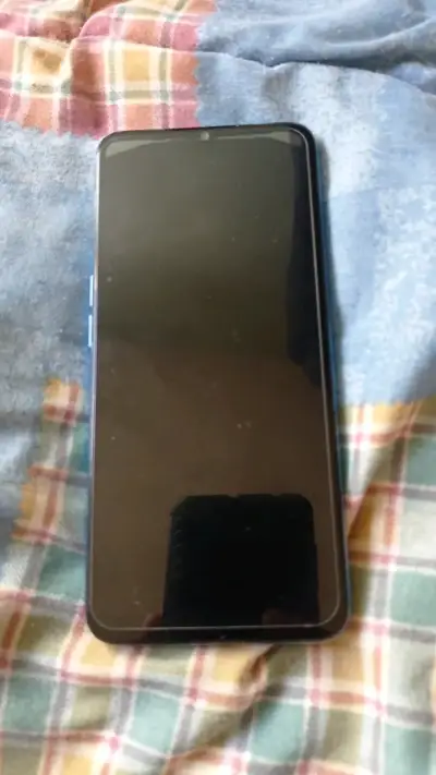 Smartphone Oppo con triple cámara - miniatura 2