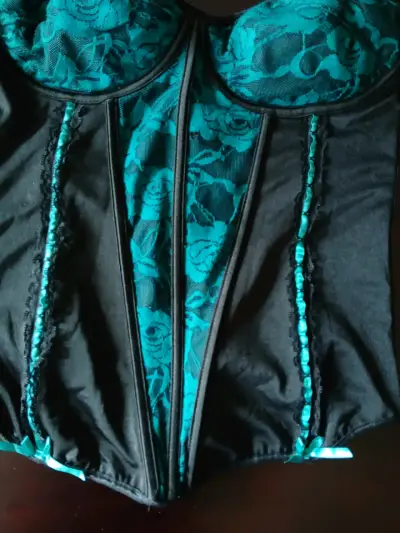 Corset negro con encaje verde - miniatura 2