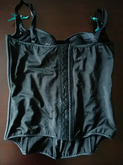 Corset negro con encaje verde - miniatura 3