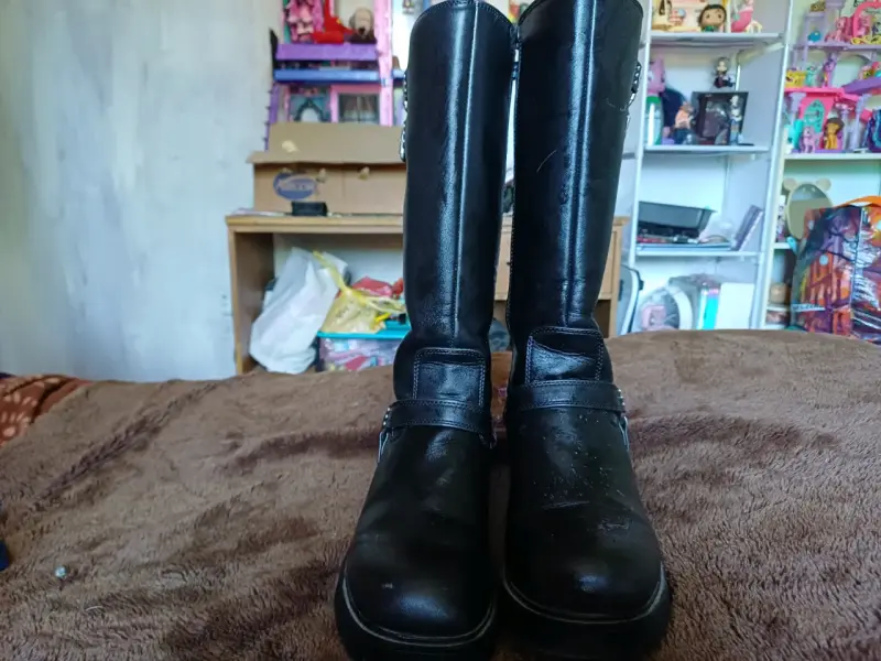 Botas negras de cuero con hebillas