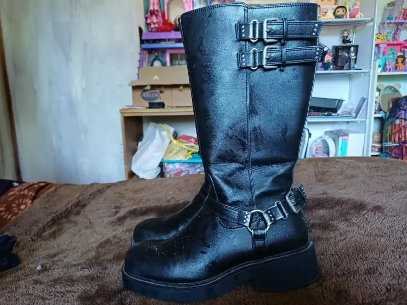 Botas negras de cuero con hebillas - 2