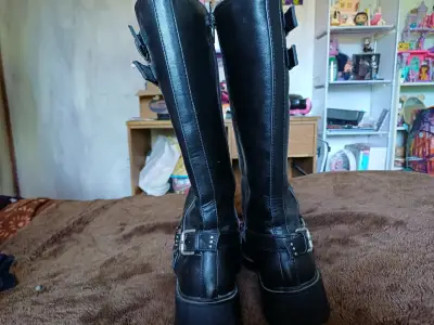 Botas negras de cuero con hebillas - miniatura 3