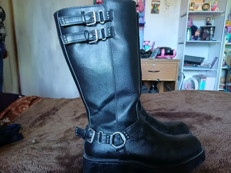 Botas negras de cuero con hebillas - 4