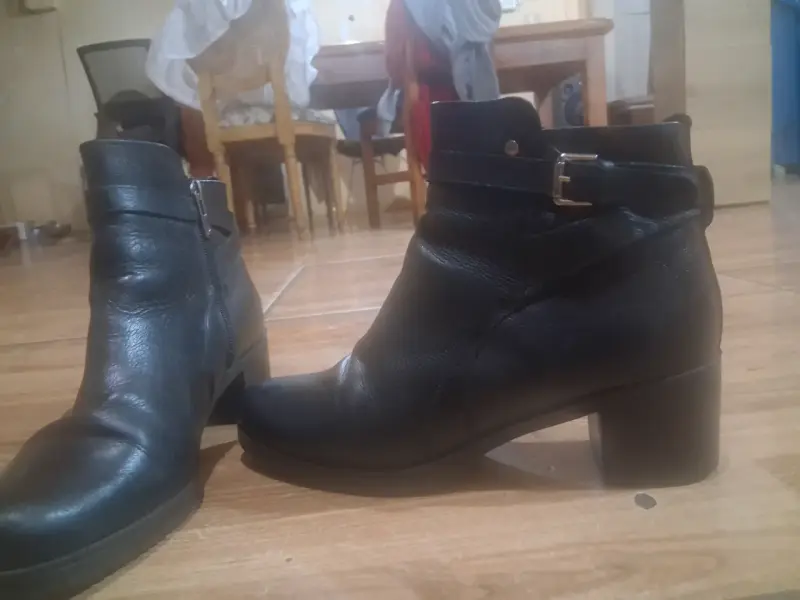 Botines de cuero negro con hebilla - 1