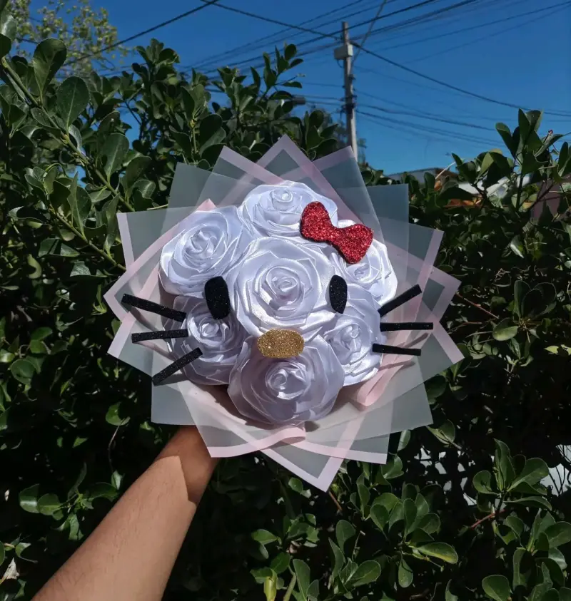 Ramo de flores artificiales estilo Hello Kitty