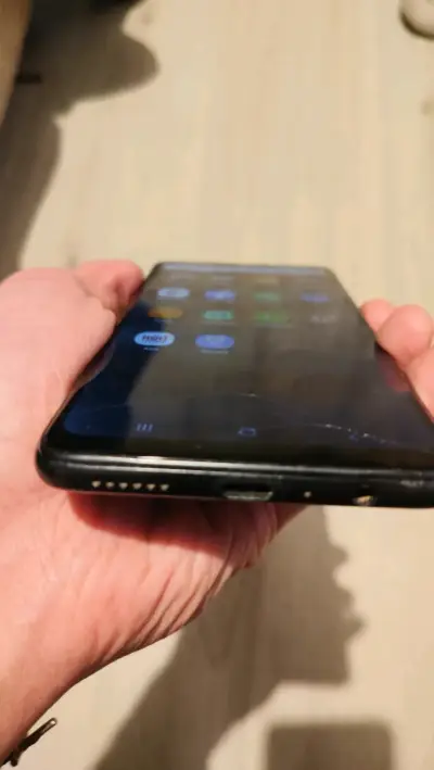 Samsung con pantalla dañada - miniatura 3