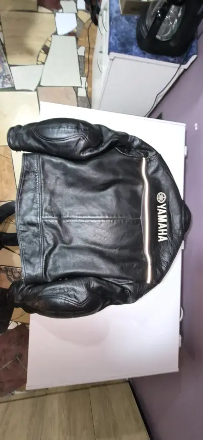 Chaqueta de cuero negra Yamaha para motociclista - miniatura 2
