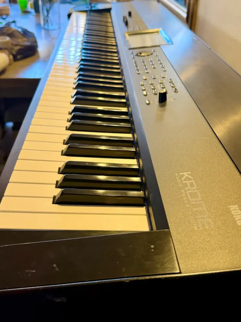 Teclado Korg Krome con pantalla táctil - 4