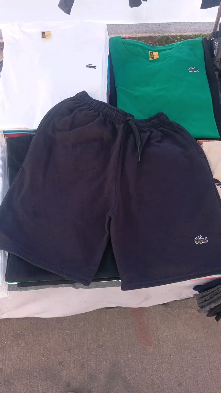 Shorts deportivos negros con logo - 1