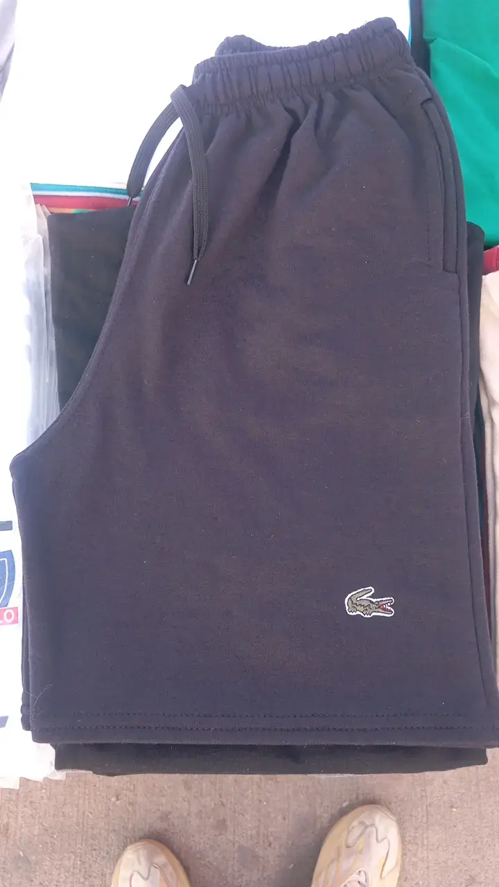 Shorts deportivos negros con logo - 2