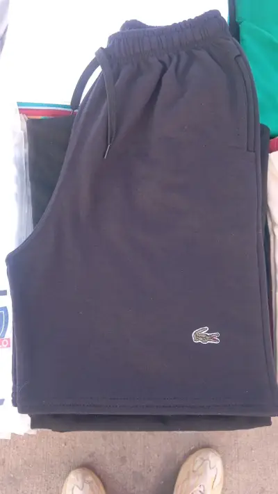 Shorts deportivos negros con logo - miniatura 2