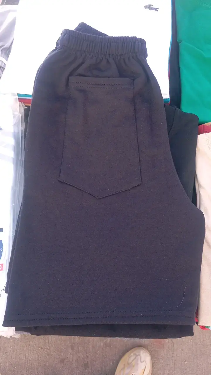 Shorts deportivos negros con logo - 3