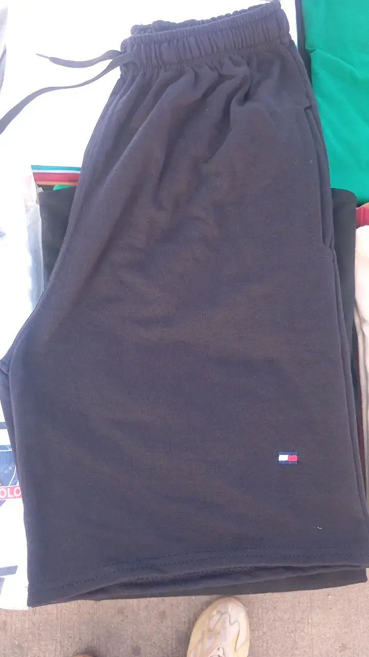 Shorts deportivos negros con logo - 4