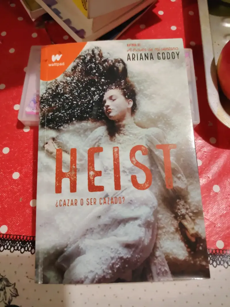 Libro 'Heist' de Ariana Godoy - 1
