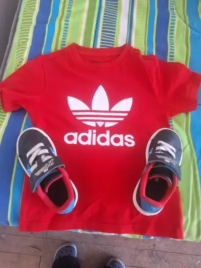 Polera roja Adidas para niño con zapatillas Spiderman - miniatura 1