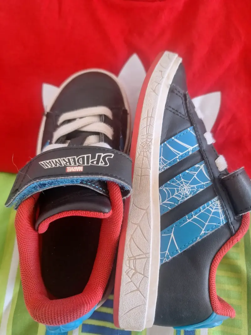 Polera roja Adidas para niño con zapatillas Spiderman - 2